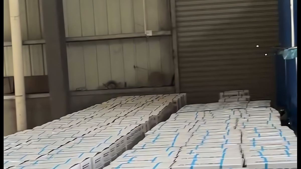 Export pallet with silicone sealant cartons and packing list