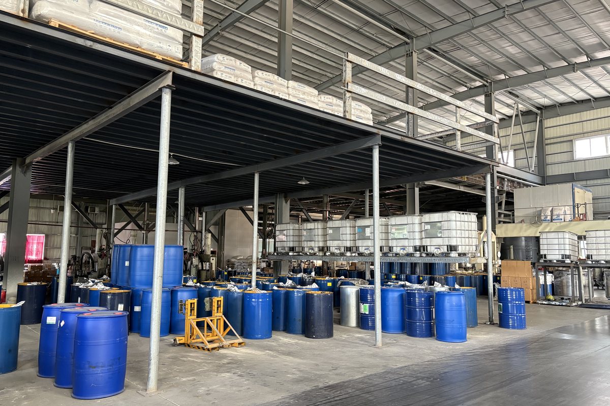 Silicone Sealant Workshop Floor with Forklift and Packing Materials